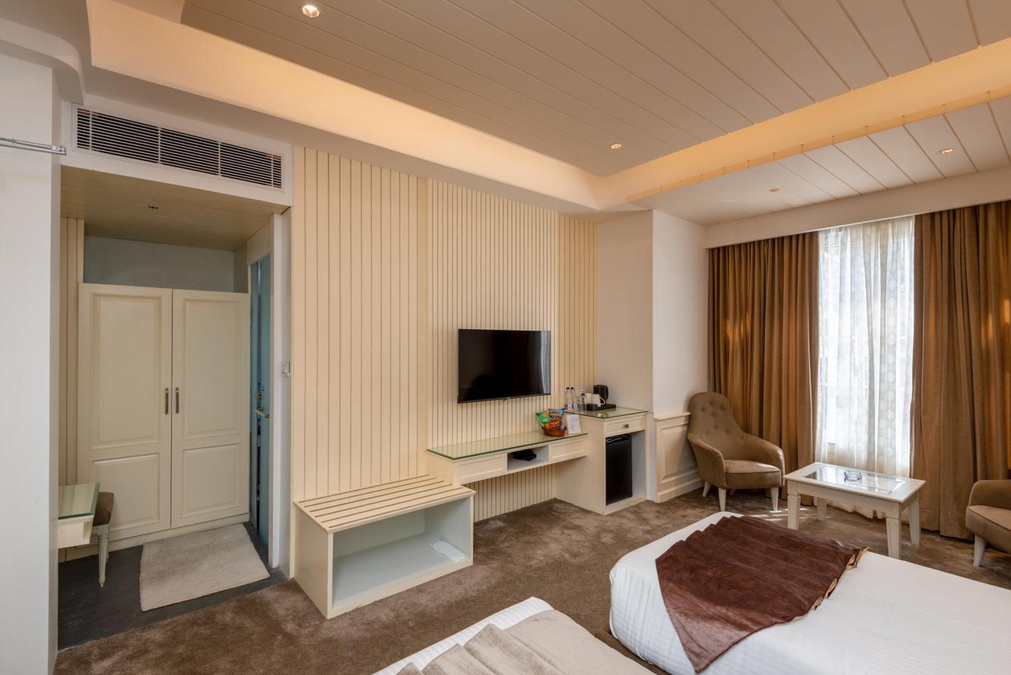Hotel Grand Boulevard Durgjan Luaran gambar