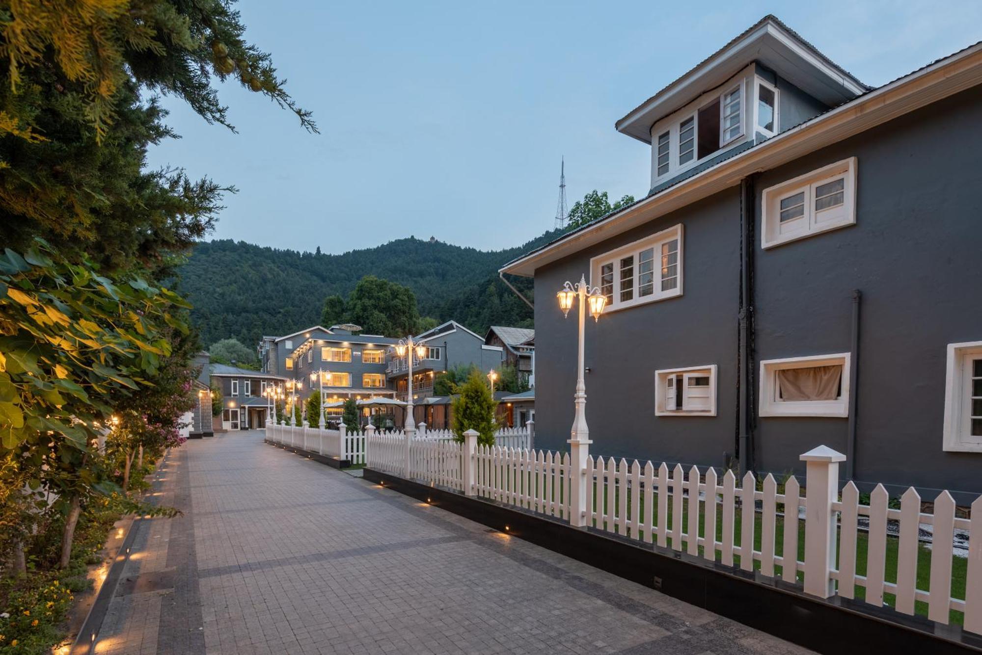 Hotel Grand Boulevard Durgjan Luaran gambar