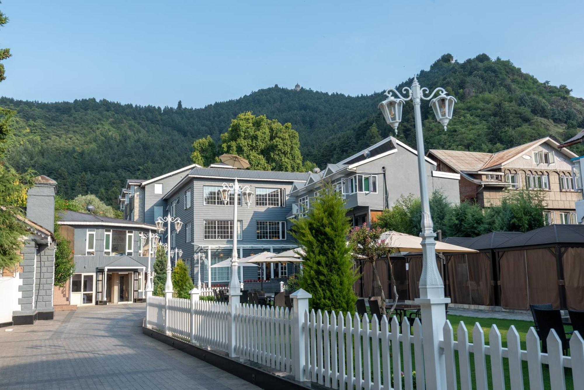 Hotel Grand Boulevard Durgjan Luaran gambar
