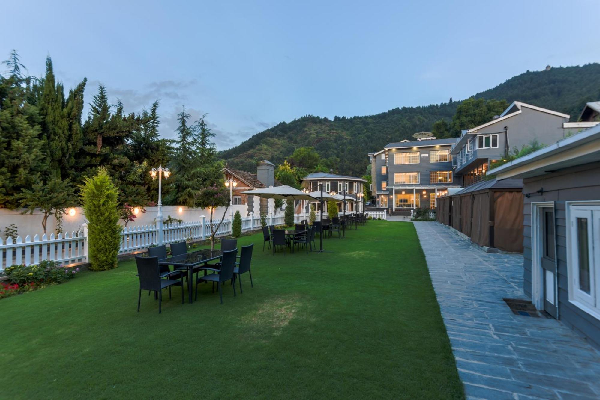 Hotel Grand Boulevard Durgjan Luaran gambar