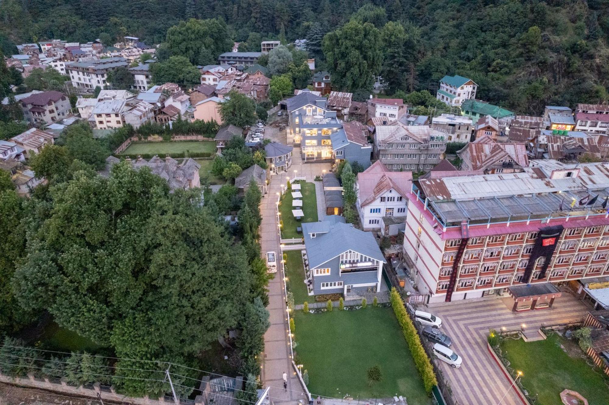 Hotel Grand Boulevard Durgjan Luaran gambar